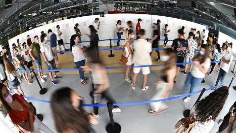 Varias personas, varios jóvenes incluidos, en las colas de Zendal para recibir la vacuna