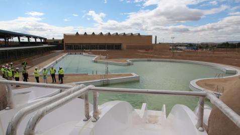 La piscina principal del nuevo Complejo Deportivo de Tudela, vista desde la zona de los toboganes