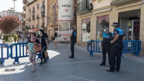 Agentes de la Policía Municipal durante el control de acceso a la plaza de los Fueros desde Gaztambide-Carrera realizado el año pasado