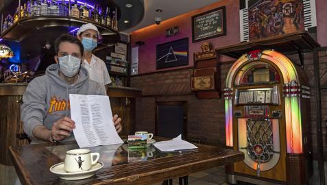 Jon Gorria y su madre María Jesús Plaza en el interior del local durante un reportaje pasado