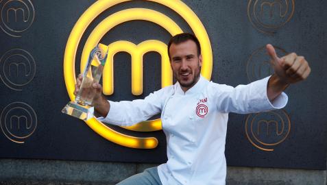 El ganador de Masterchef 9, Arnau París, posa con la chaquetilla y el trofeo que le acredita como vencedor