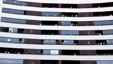 Vecinos de Erripagaña aplaudiendo a los sanitarios desde sus balcones durante el confinamiento