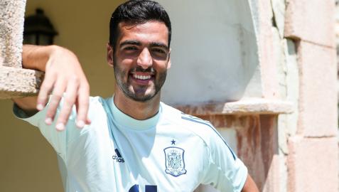Un sonriente Mikel Merino posa después de la entrevista que concedió a Diario de Navarra, en el hotel de concentración de la selección olímpica en Benidorm