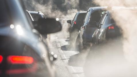 Atasco de tráfico, donde pueden verse los coches rodeados por el vapor del tubo de escape
