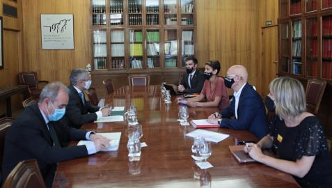Momento de la reunión entre la Presidenta Chivite y el secretario de Estado Hugo Morán. De izda a dcha: el director general del Agua, Teodoro Estrela, y el Secretario de Estado de Medio Ambiente, Hugo Morán; con la Presidenta Chivite y el consejero de Cohesión Territorial, Bernardo Ciriza
