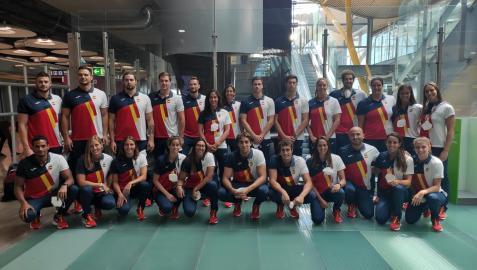 Los componentes de la Selección Nacional de Waterpolo en el Aeropuerto Internacional Adolfo Suárez-Madrid Barajas