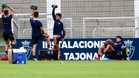 Los ejercicios de gimnasio se han traslado al exterior de Tajonar como medida de prevención. Barbero, Areso, Javi Martínez y Saverio trabajan sobre el campo