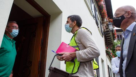 visita contenedor Una de las visitas puerta a puerta que se realizan en la comarca para informar a la ciudadanía del nuevo sistema de reciclaje de materia orgánica.