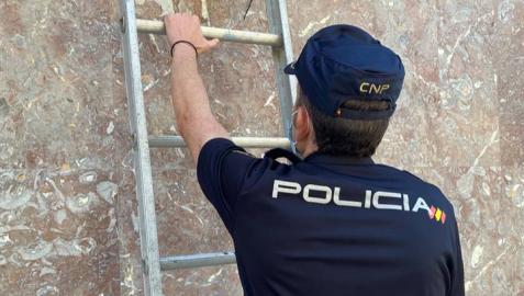 Un agente de la Policía Nacional, junto a una escalera