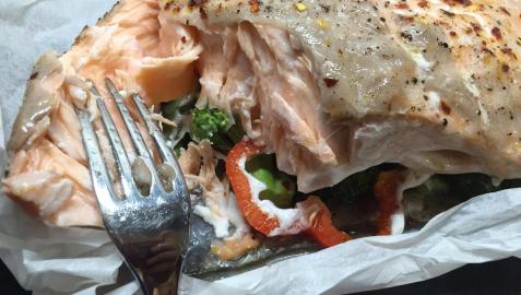 Un rico salmón en su jugo, con aroma de hierbas y verduras