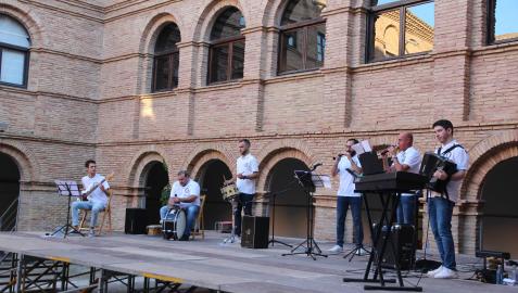 Un momento de la actuación de los Gaiteros de Tudela en el patio del centro Castel-Ruiz.