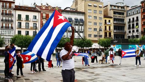 Residentes cubanos en Navarra durnate una protesta reciente contra la dictadura en la Plaza del Castillo de Pamplona