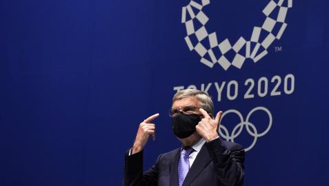 El presidente del Comité Olímpico Internacional (COI), Thomas Bach, durante una rueda de prensa en Tokio este sábado, 17 de julio