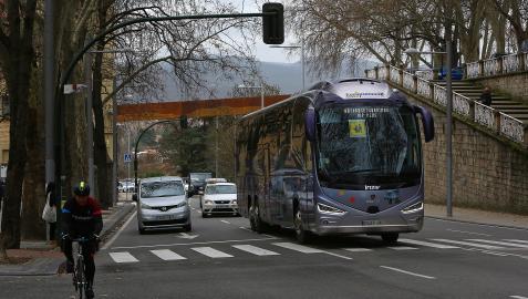 Varios vehículos y un ciclista circulan por la Cuesta de Labrit de Pamplona.