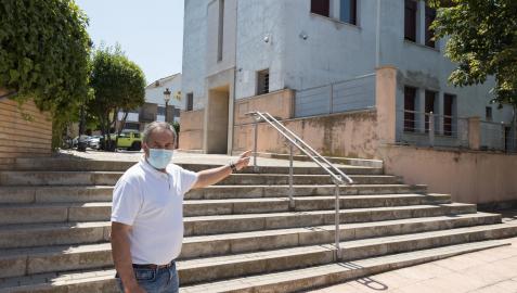 El alcalde, Andrés Agorreta, en la zona donde se hará el edificio.
