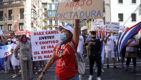 Imagen de la concentración que se celebró ayer en la plaza consistorial de Pamplona