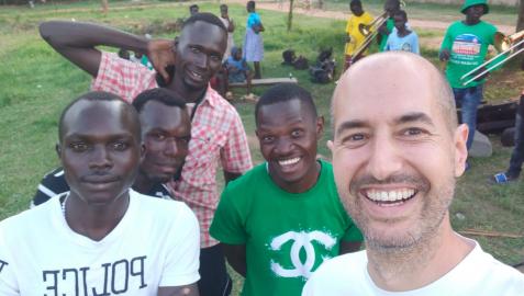 El huartearra Aritz Azparren Vicente, con algunos de los participantes en Uganda en el programa de enseñanza musical para el desarrollo de las personas