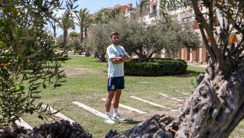 Jon Moncayola posa sonriente en uno de los jardines del Meliá Villaitana en Benidorm. El centrocampista de Osasuna preparó en Benidorm los Juegos Olímpicos junto al resto del combinado nacional