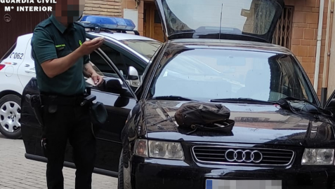 La Guardia Civil revisa el vehículo del detenido.