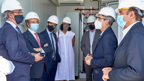 El consejero de Desarrollo Económico y Empresarial, Mikel Irujo, acompañado por la directora general de Industria, Energía y Proyectos Estratégicos S3, Uxue Itoiz, ha visitado este lunes la planta de almacenamiento renovable con baterías reutilizadas o de segunda vida de ACCIONA Energía