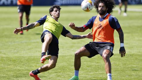 Kike Saverio y Aridane pugnan por el balón durante la sesión de este lunes en Tajonar