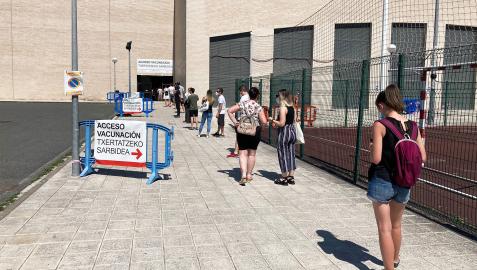 Las colas de vacunación de la UPNA discurren cluidas este lunes, 19 de julio
