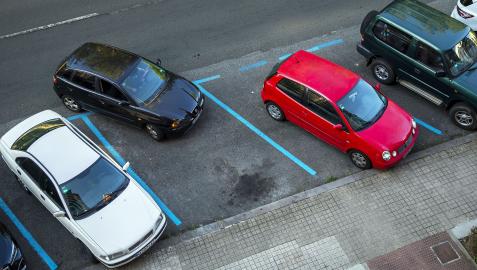 Un coche abandona una plaza de zona azul en la Vuelta del Castillo