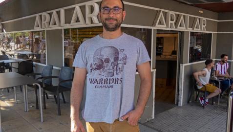 Javier Echávarriz Selas posa delante del bar Aralar de Estella