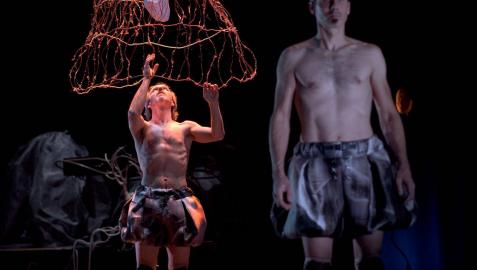 Un momento de Tránsitos, obra que Amico Teatro estrenó en Tafalla en 2020 y hoy estará en Olite Un momento de Tránsitos, obra que Amico Teatro estrenó en Tafalla en 2020 y hoy estará en Olite