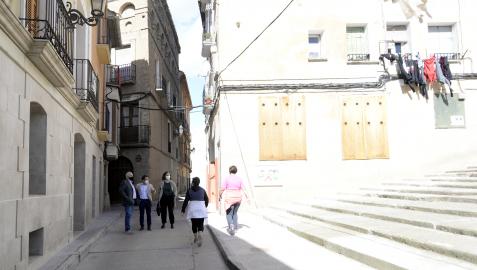 El alcalde, el vicepresidente y la directora general pasearon por el casco antiguo de Peralta.