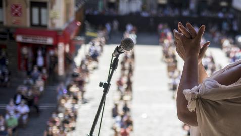 Una actuación de Flamenco on Fire en el balcón del Ayuntamiento de Pamplona