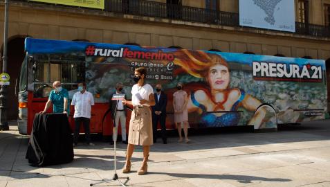 La Presidenta Chivite en un momento del acto, con el autobús de la repoblación al fondo.