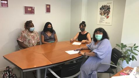 Eva Istúriz, Ainara Tirapu y dos representantes de la Asociación, en la firma del convenio