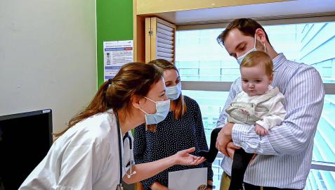 La pequeña Irene, junto a sus padres y una de sus doctoras, en el Hospital Gregorio Marañón de Madrid