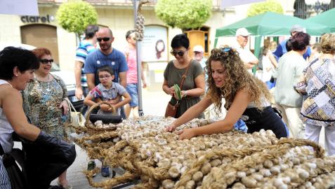 Falcesinos y visitantes podrán volver a comprar ajos y productos artesanos en la Plaza de los Fueros