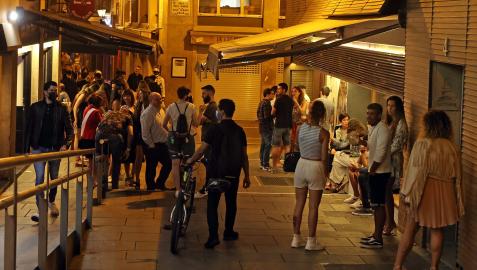 Cientos de personas disfrutaban de la noche pamplonesa en el Casco Viejo el pasado fin de semana. De momento el toque de queda no tiene autorización judicial