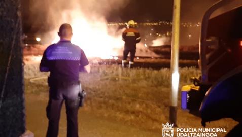 Imagen del fuego que afectó a una calle del berrio de Mendillorri.