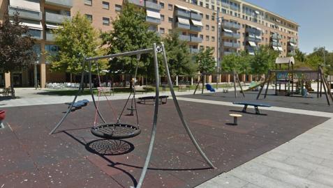 Zona de juegos infantiles del paseo Anelier, en la Rochapea