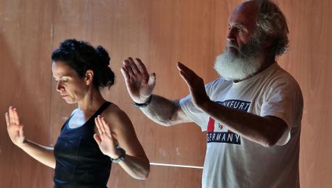 Dos personas practican yoga en Baluarte.