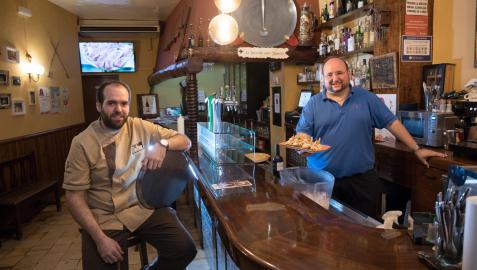 A la izda., Alberto Lamana y, tras la barra, su hermano Antonio, regentes del bar Le Bistrot de Tudela