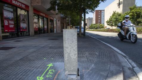 Instalación de un parquímetro en la avenida del San Jorge, a la altura de la oficina de Mapfre que es punto de información de la ORA