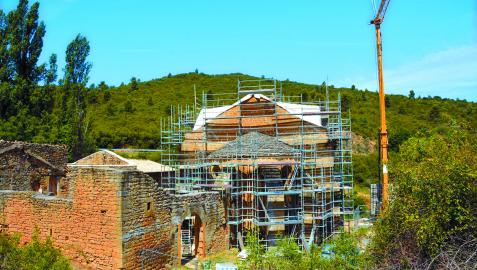 Ya se han retirado las lajas de piedra que conforman la cubierta de la ermita de San Zoilo de Cáseda.