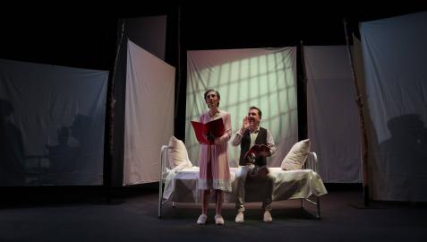 Marta Juániz en su papel de Juany y David Larrea, como su marido, Ramón, en un momento de la función. Marta Juániz en su papel de Juany y David Larrea, como su marido, Ramón, en un momento de la función.