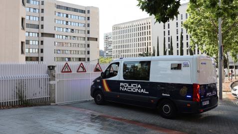 Vista de un furgón de la Policía Nacional a su llegada a los Juzgados de Plaza de Castilla en Madrid