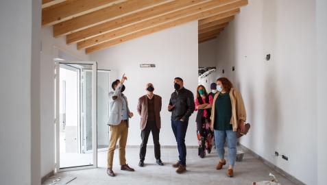 Visita a las instalaciones del nuevo albergue municipal de Ribaforada. De izquierda a derecha, el director general de Administración Local y Despoblación, Jesús Mª Rodríguez; el consejero Ciriza; el alcalde, Tirso Calvo; y las concejalas Noemí Hernández y Elena Sancho.
