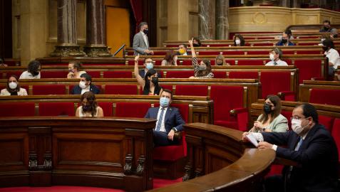 El presidente de la Generalitat, Pere Aragonès (centro), durante una sesión plenaria en el Parlament