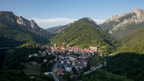 Vista del pueblo de Isaba desde una de las montañas cercanas, desde donde se distingue el helipuerto y la parroquia de San Cipriano