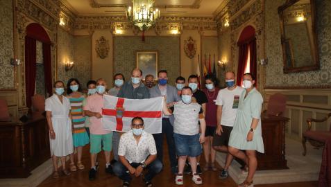 Miembros de Tasubinsa ganadores del torneo dentro del equipo Tudela B, junto con sus monitores, el alcalde de Tudela y algunos concejales