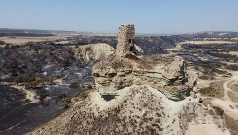 CON EL CASTILLO DE PEÑAFLOR. Imagen de buena parte de la zona afectada por el incendio, con el Castillo de Peñaflor en primer término