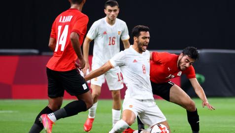 Tokyo 2020 Olympics - Soccer Football - Men - Group C - Egypt v Spain - Sapporo Dome, Sapporo, Japan - July 22, 2021. Mikel Merino of Spain in action with Akram Tawfik of Egypt REUTERS/Kim Hong-Ji